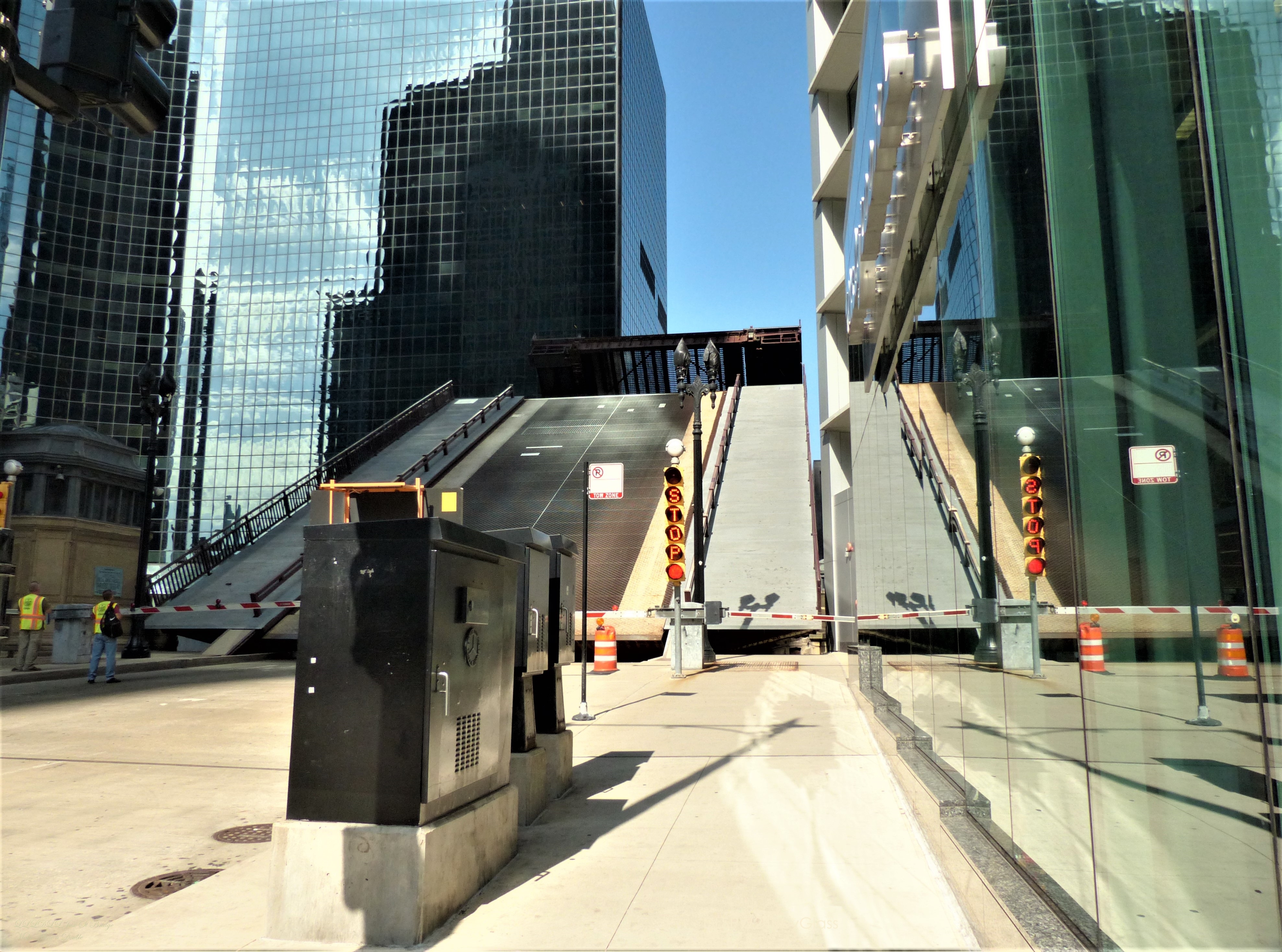 250 South Wacker Drive, Jackson Boulevard Bridge, and the Gateway Center IV. Chicago, Illinois